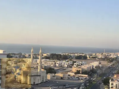 للايجار السنوي غرفتين وصالة اطلالة بحرية مساحات واسعة مع موزع غرفة خادمة غرفة نوم ماستر  خزائن حائط  تشطيب سوبر ديلوكس