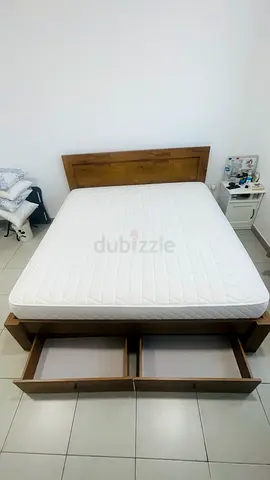 King size wooden bed frame 180*200with mattress slats included