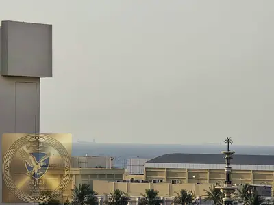 غرفة وصالة للايجار السنوي بمنطقة القليعة تكييف مركزي مساحة واسعة تشطيب جاهز للسكن الفوري