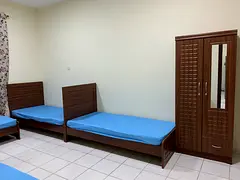 سرير بغرفة ماستر للشباب الموظفين العرب - الحي الايطالي 