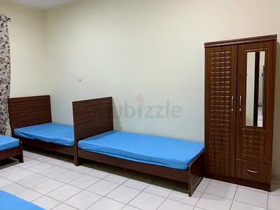 سرير بغرفة ماستر للشباب الموظفين العرب - الحي الايطالي - المدينة العالمية - بالقرب من نستو