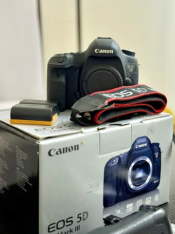 Canon EOS 5D Mark III body with strap, battery and original box