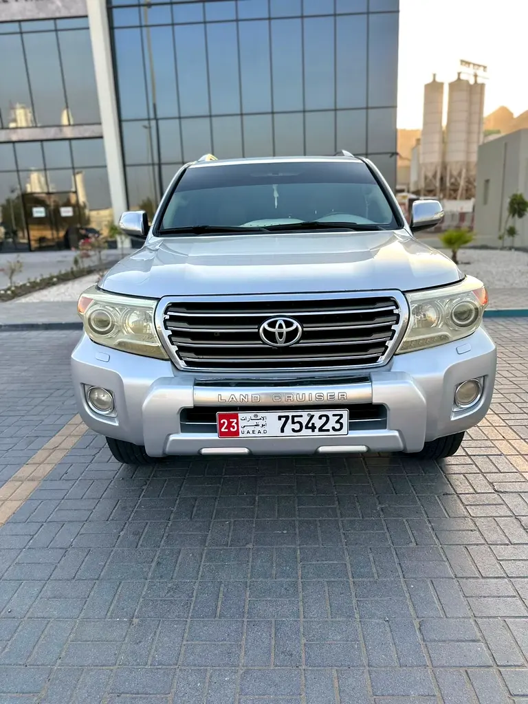 Toyota Land Cruiser 2011 — photo 1 of 10