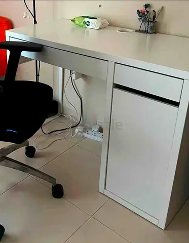 Simple IKEA white office desk - good condition