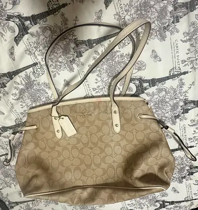 Beige Coach Signature Canvas Shoulder Bag - Good Condition, bought in US , used once