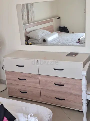 6-Drawer Chest of Drawers in White and Oak Finish - excelent Condition