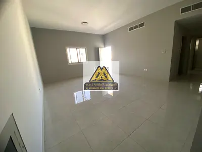 شقة روف فاخرة بمساحات استثنائية وإطلالة مفتوحة مع بلكونة وخزائن حائط وغرف ماستر في الجرف ضمن واحدة من أكبر المساحات السكنية