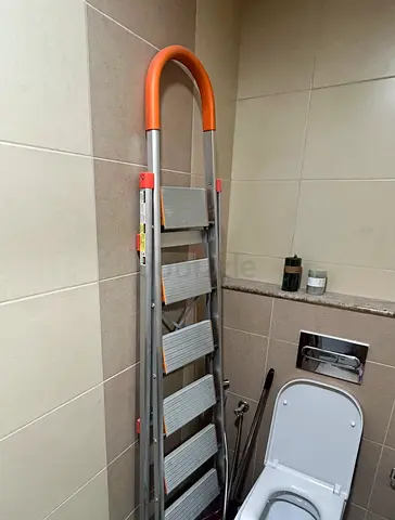 6-step Foldable Aluminium Ladder with Safety Handle - Good Condition