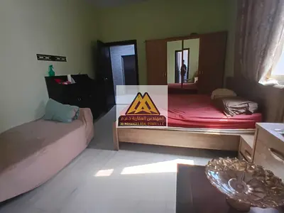 استوديو بمساحة مناسبة وتصميم عملي. تشطيب جيد وحالة سكن مريحة. موقع مميز قريب من جميع الخدمات.