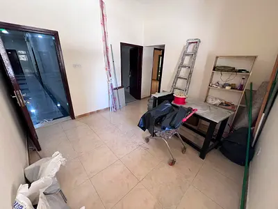 شقة غرفتين وصالة للإيجار ثاني صف من كورنيش عجمان، بلكونة ومساحة واسعة. الإيجار 33,000 درهم على 6 دفعات.