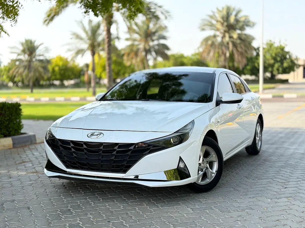 Hyundai Elantra 2022 — photo 1 of 17