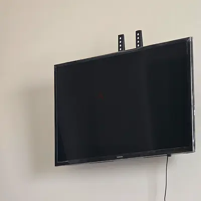 Samsung LED TV with Wall Mount