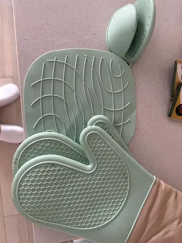 Silicone Oven Mitts and Heat-Resistant Trivet Set - Light Green, Like New