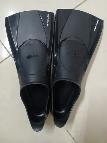 Pair of black snorkeling/swimming fins - size 11 US, good condition - Decathlon - Never Used