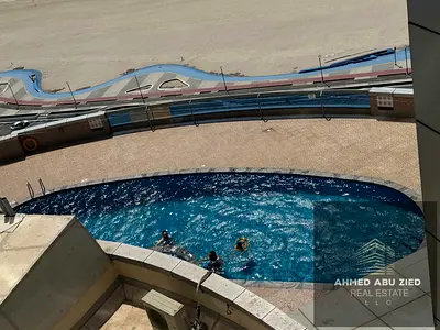 غرفتين ماستر وصالة كبيرة جيم مسبح حديقة مسجد غرفة خادمة خزائن حائط باركن مجاني غاز مجاني بلكون اطلالة بحرية تسهيلات في الدفع قريب لمخرج دبي الشارقة