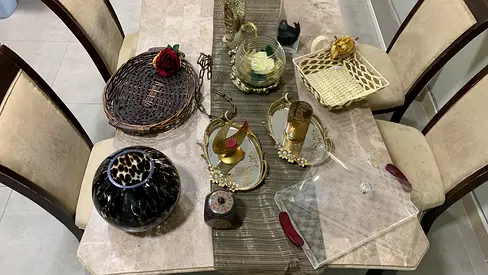 Set of decorative gold mirrored trays and glass vase — good condition