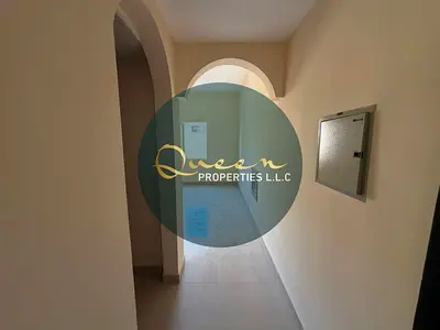 استوديو بتصميم عملي ومساحة واسعة، مع مطبخ منفصل يوفر راحة وخصوصية أكبر، في موقع استراتيجي بجوار شارع محمد بن زايد مباشرة وقريب من جميع الخدمات والمراف