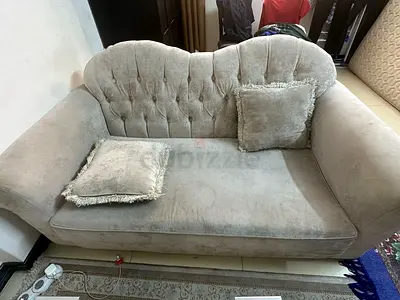 Light grey 2-seater tufted sofa in good condition