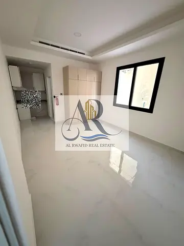 استوديو بالعالية موقع استراتيجي وخزائن بالحائط وتشطيب راقٍ