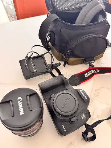 Canon EOS 5D Mark III Professional DSLR Camera Set with lens