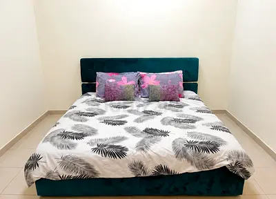 as new FOR SALE – KING SIZE BED
