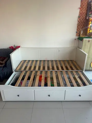 White wooden daybed with storage drawers - single/trundle frame