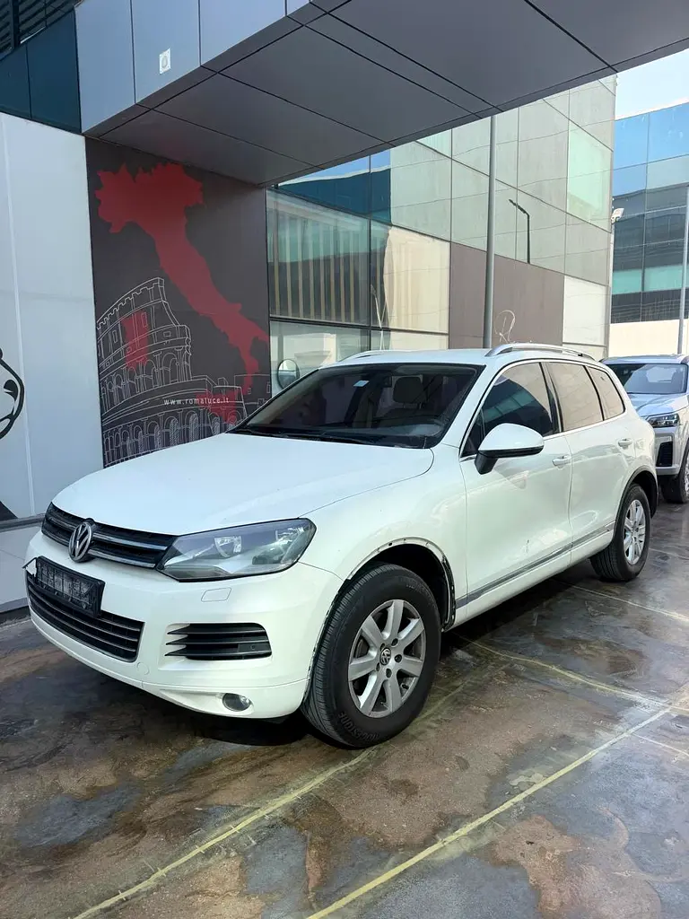 Volkswagen Touareg 2012 — photo 1 of 4