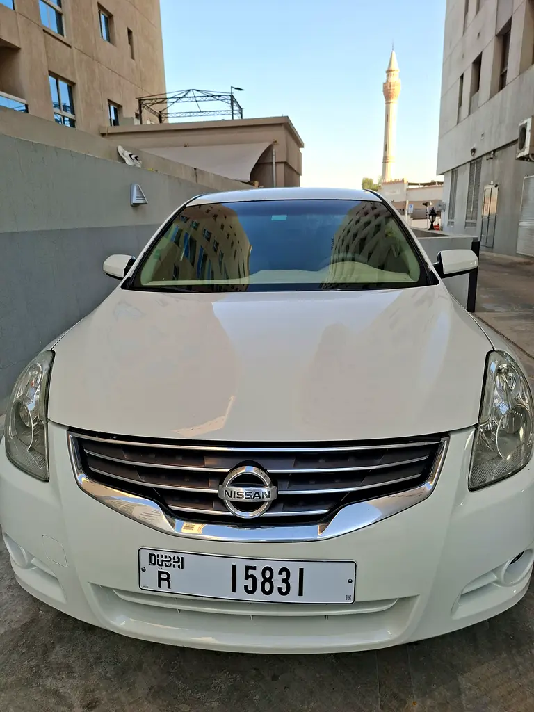 Nissan Altima 2012 — photo 1 of 17