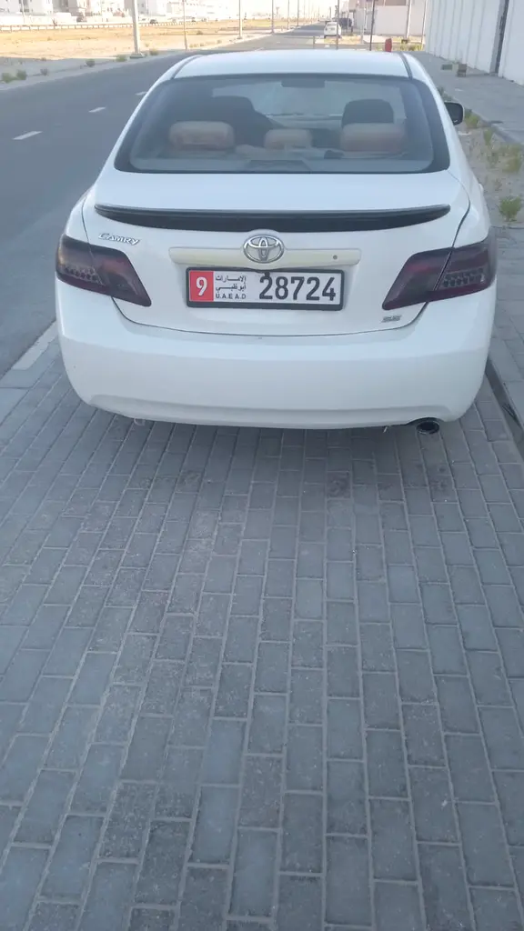 Toyota Camry 2010 — photo 1 of 11