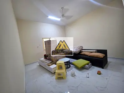 شقة غرفة وصالة مميزة للإيجار السنوي في الروضة 3 عجمان، تتميز بمساحة واسعة وتصميم مريح وموقع استراتيجي على شارع الشيخ عمار مع قرب من جميع الخدمات وسهول
