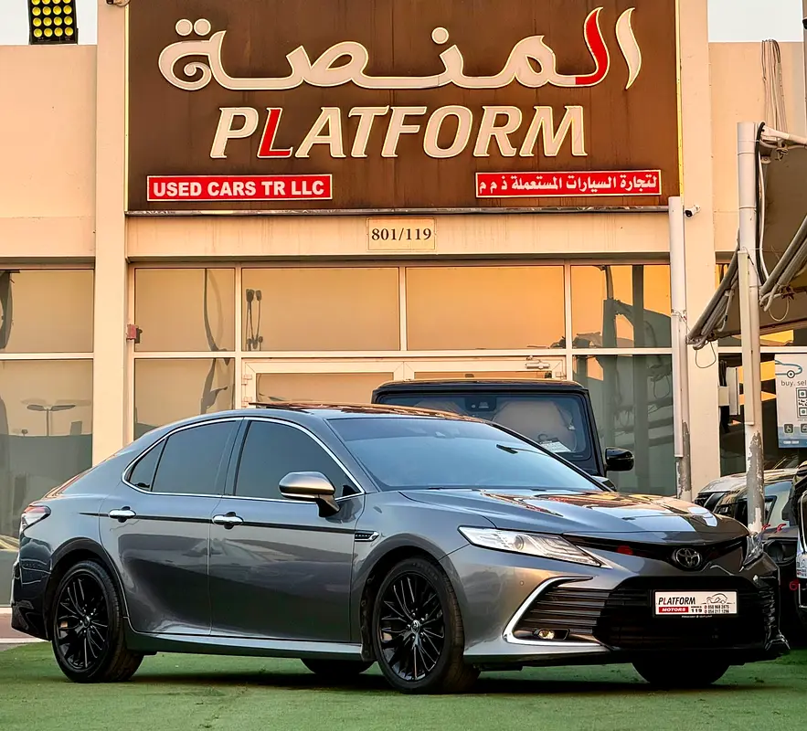 Toyota Camry 2023 — photo 1 of 18