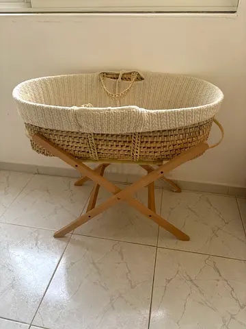 Little Green Sheep - Woven Moses Basket with Wooden Stand - Light Beige