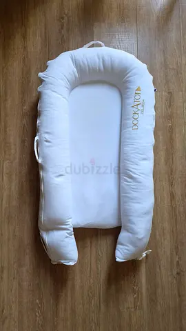 DockATot baby portable nest - white
