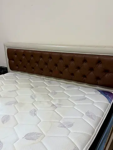 سرير خشب 210x200 مزين بجلد طبيعي    Upholstered Bed with Tufted Headboard and Mattress