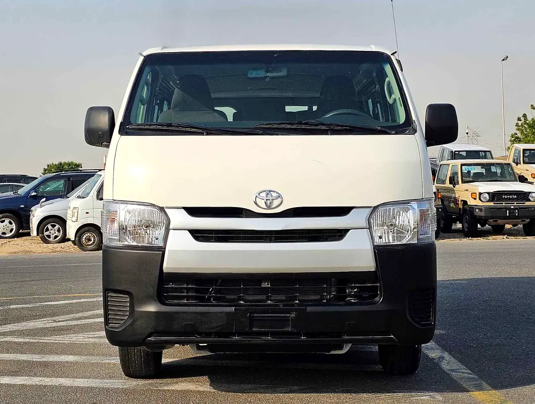 Toyota Hiace 2022 — photo 1 of 20
