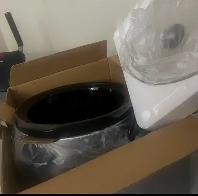 Slow Cooker / Crockpot - Almost New, Comes in Original Box