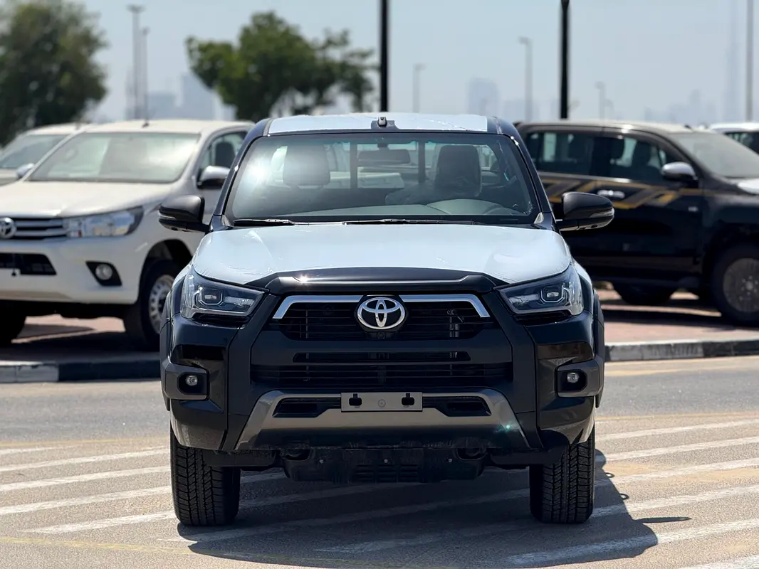 Toyota Hilux 2026 — photo 1 of 19