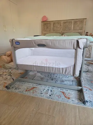 Co-sleeping bassinet, chicco magic next2me + beddings+ mosquito net