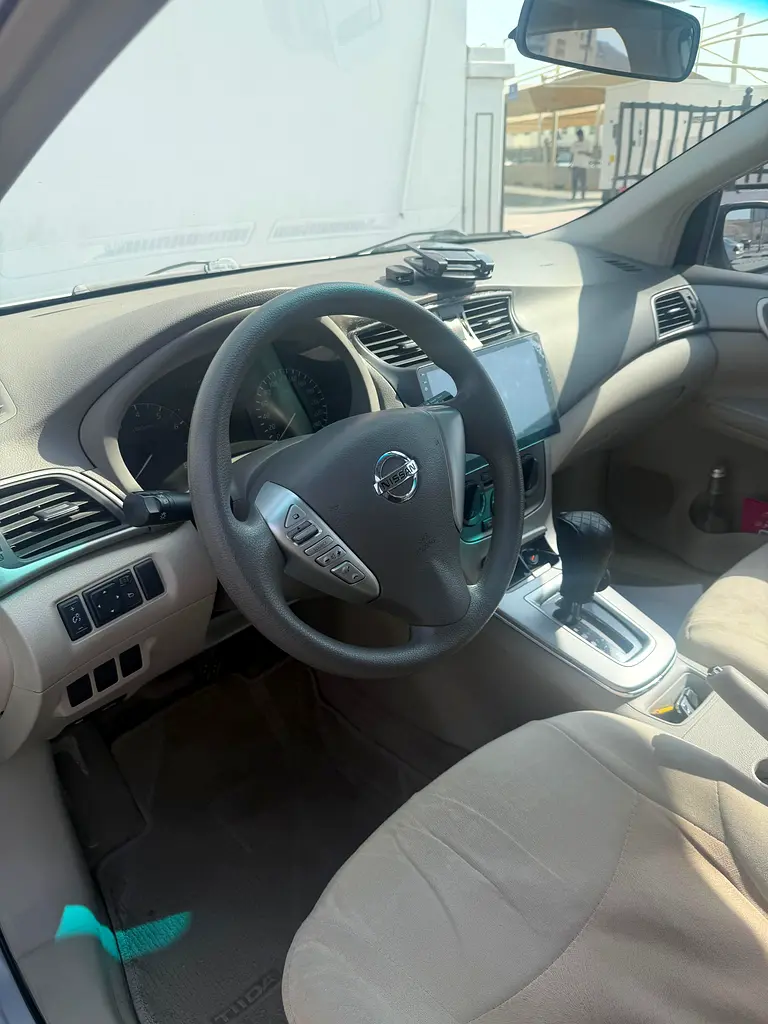 Nissan Tiida 2016 — photo 1 of 13