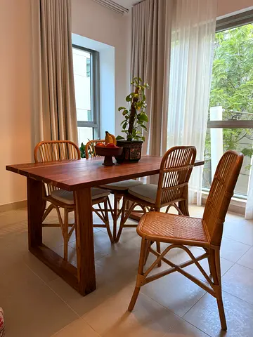 1 table + 4 chairs