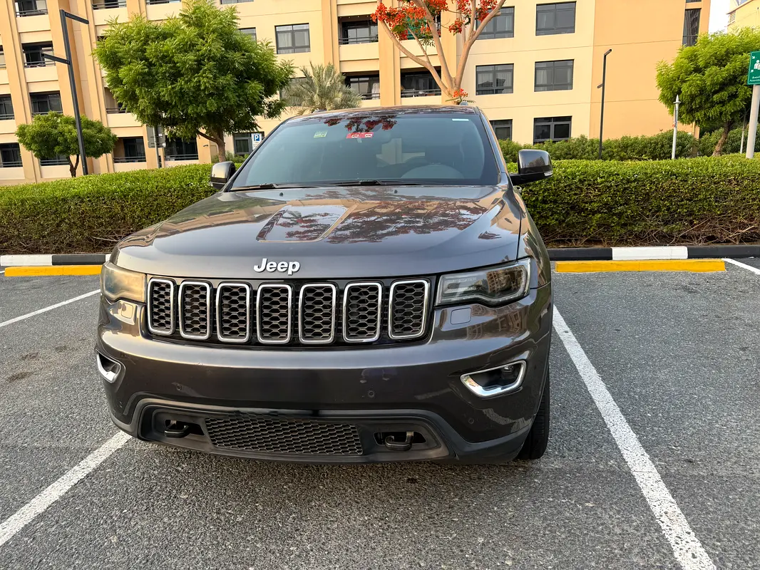 Jeep Grand Cherokee 2018 — photo 1 of 4
