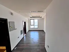Second tenant Built-in wardrobes Parquet flooring Card access Central air conditioning Maintenance i