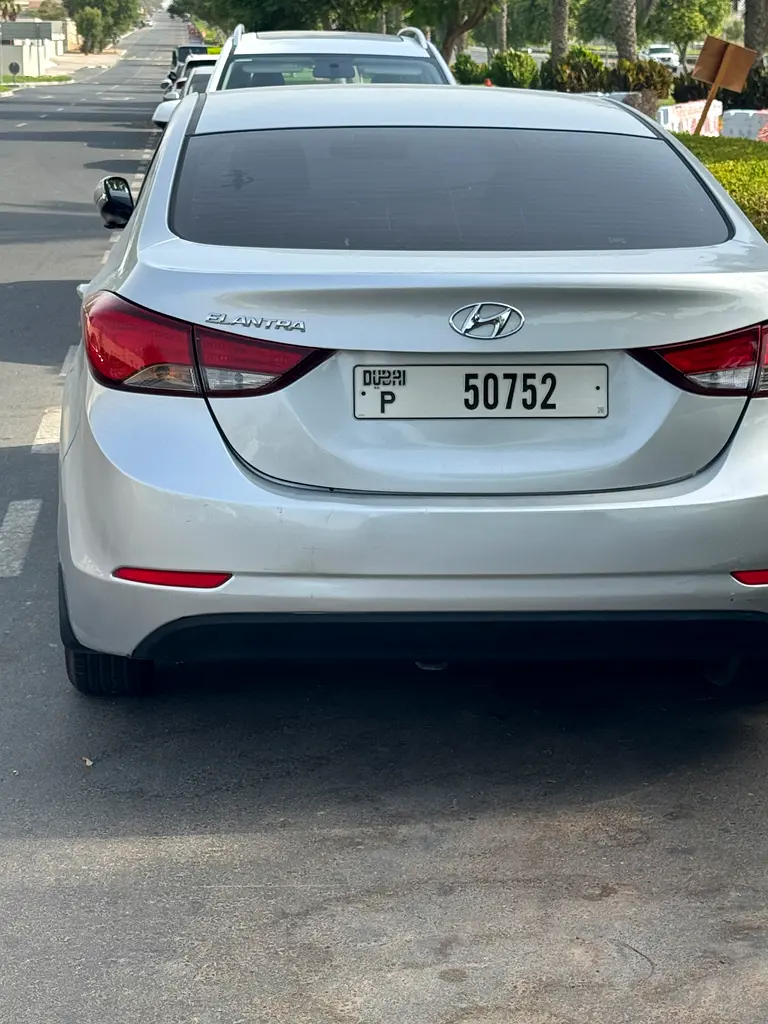 Hyundai Elantra 2016 — photo 1 of 5
