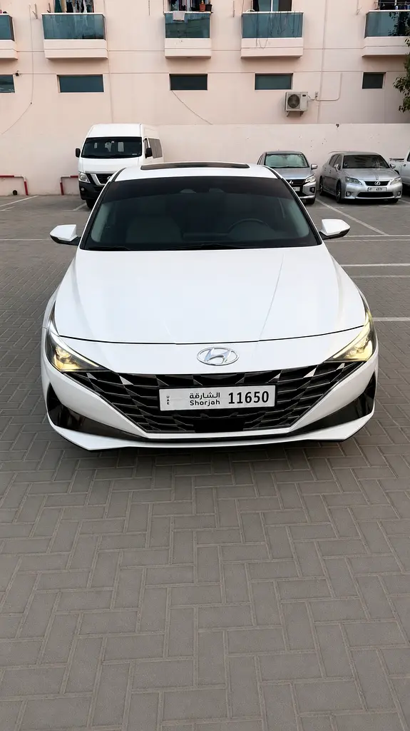 Hyundai Elantra 2022 — photo 1 of 6