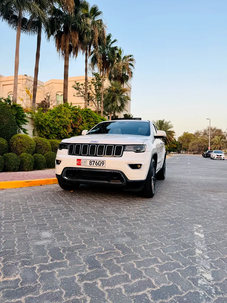 Jeep Grand Cherokee 2017 — photo 1 of 20