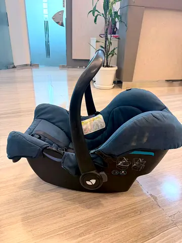 Used Infant Car Seat / Baby Carrier - Compact and Comfortable