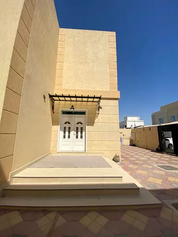 Second occupant villa Prime location in Hoshi, Sharjah Located on a main road 4 master bedrooms Spa