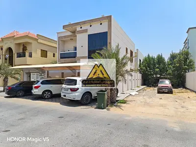 5 غرف نوم ماستر مجلس واسع صالتان مطبخ رئيسي مطبخ تحضيري غرفة خادمة تكييف مركزي مفروشة بالكامل موقع مميز على شارع وسكة  قريبة من جميع الخدمات