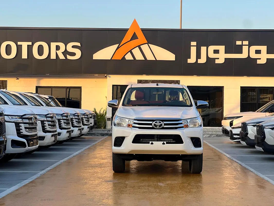 Toyota Hilux 2026 — photo 1 of 10