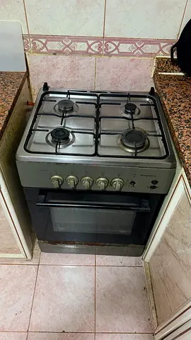 Used freestanding gas cooker with oven - 4 burners and Gas